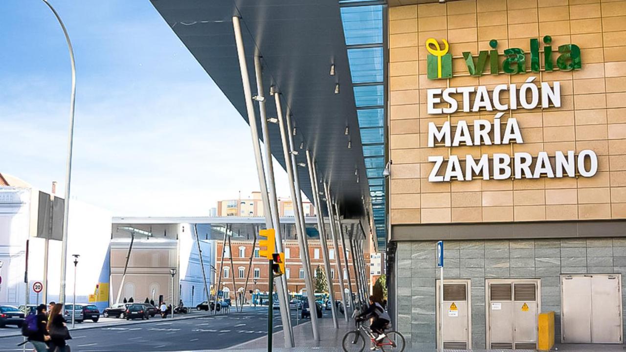 Habitacion Privada Centro Malaga Cerca Tren Maria Zambrano Y Playa Muy Buena Conexion Wifi Kültér fotó